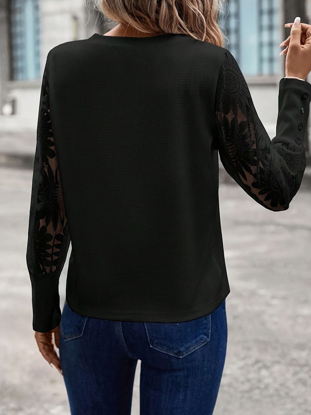 Komfortabel blondebluse med rund hals og lange ærmer. Elegant og feminin til hverdagsbrug.