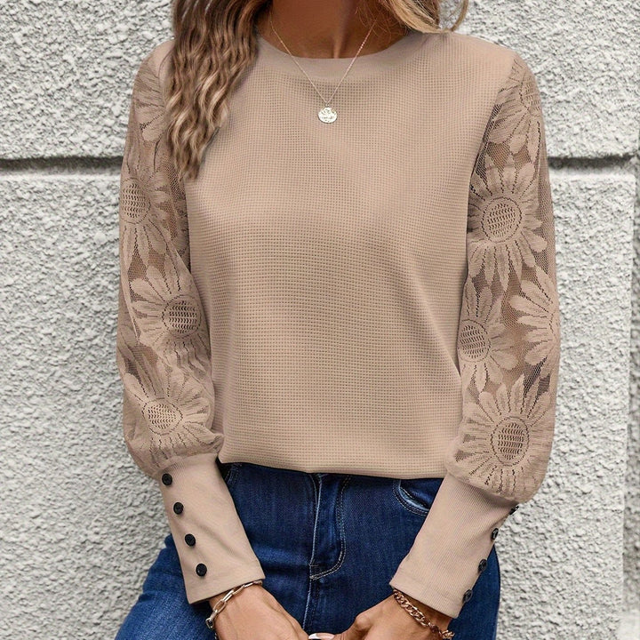 Feminin blondebluse, langærmet med rund hals. Tidløs stil til både hverdag og fest.