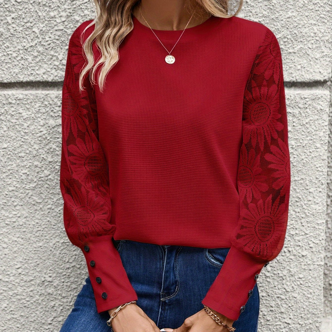 Stilfuld langærmet damebluse med blondeærmer. Komfortabel og elegant til enhver sæson.