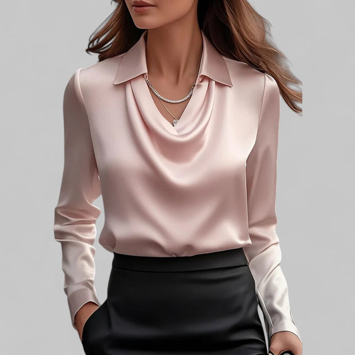 Moderne kvindebluse med elegant draperet hals. Velegnet som festbluse eller kontorbluse.