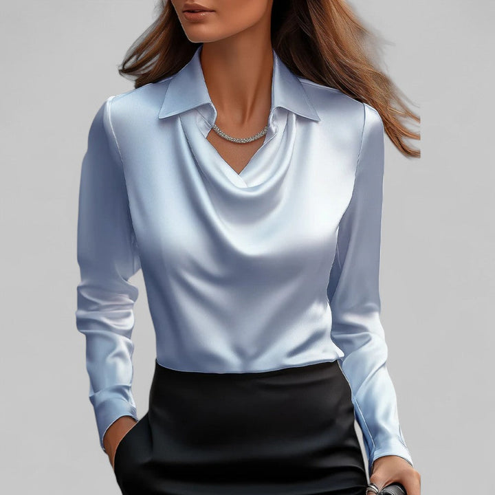 Damebluse med smuk draperet hals. En moderne og elegant top, ideel til enhver anledning.