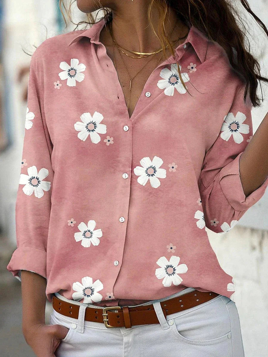 Elegant damebluse med farverigt blomsterprint. Perfekt til forår og sommer. Komfortabel og stilfuld til kvinder.