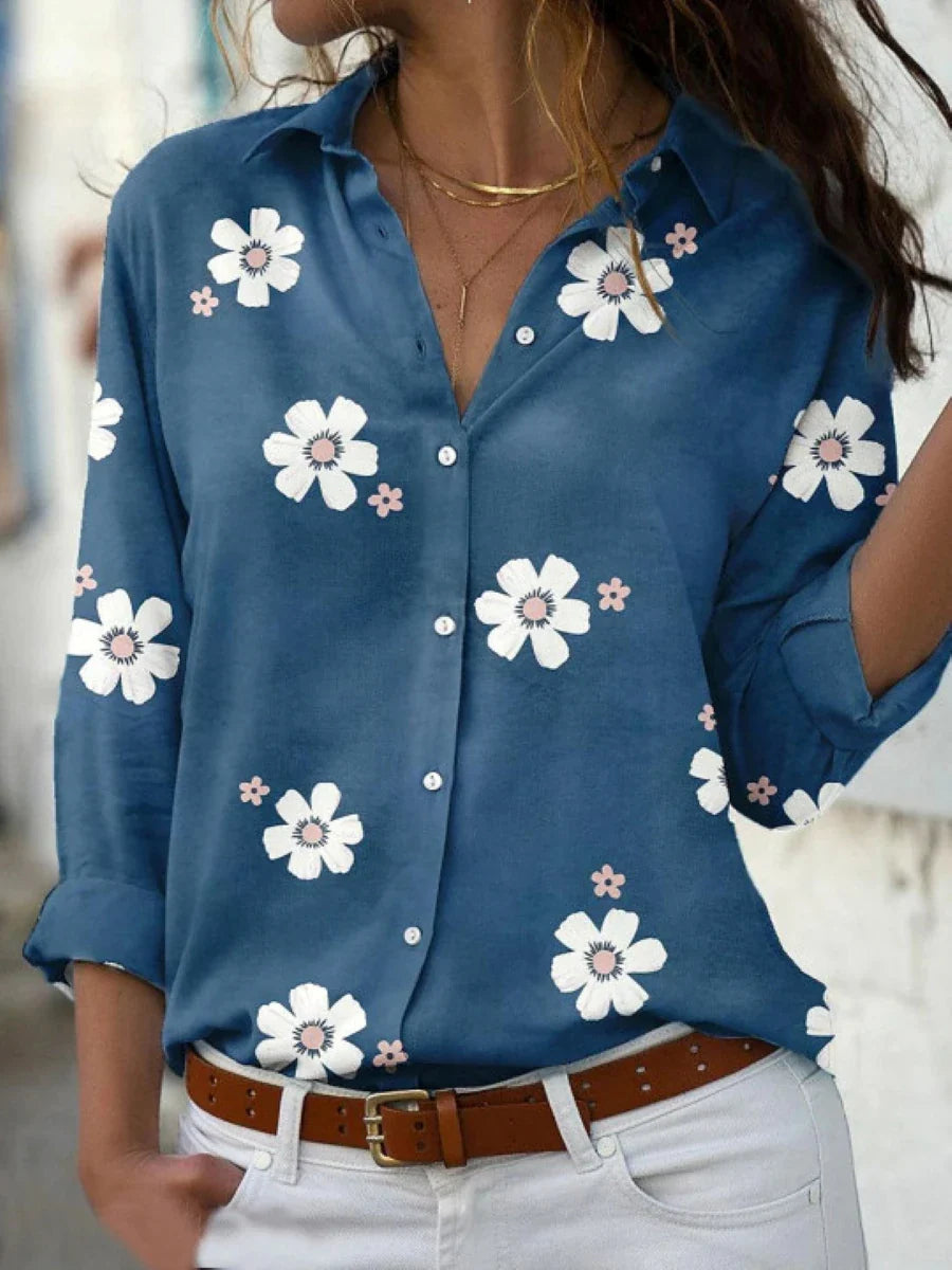Stilfuld kvindebluse med livligt blomsterprint. Let og komfortabel til forårs- og sommerdage.