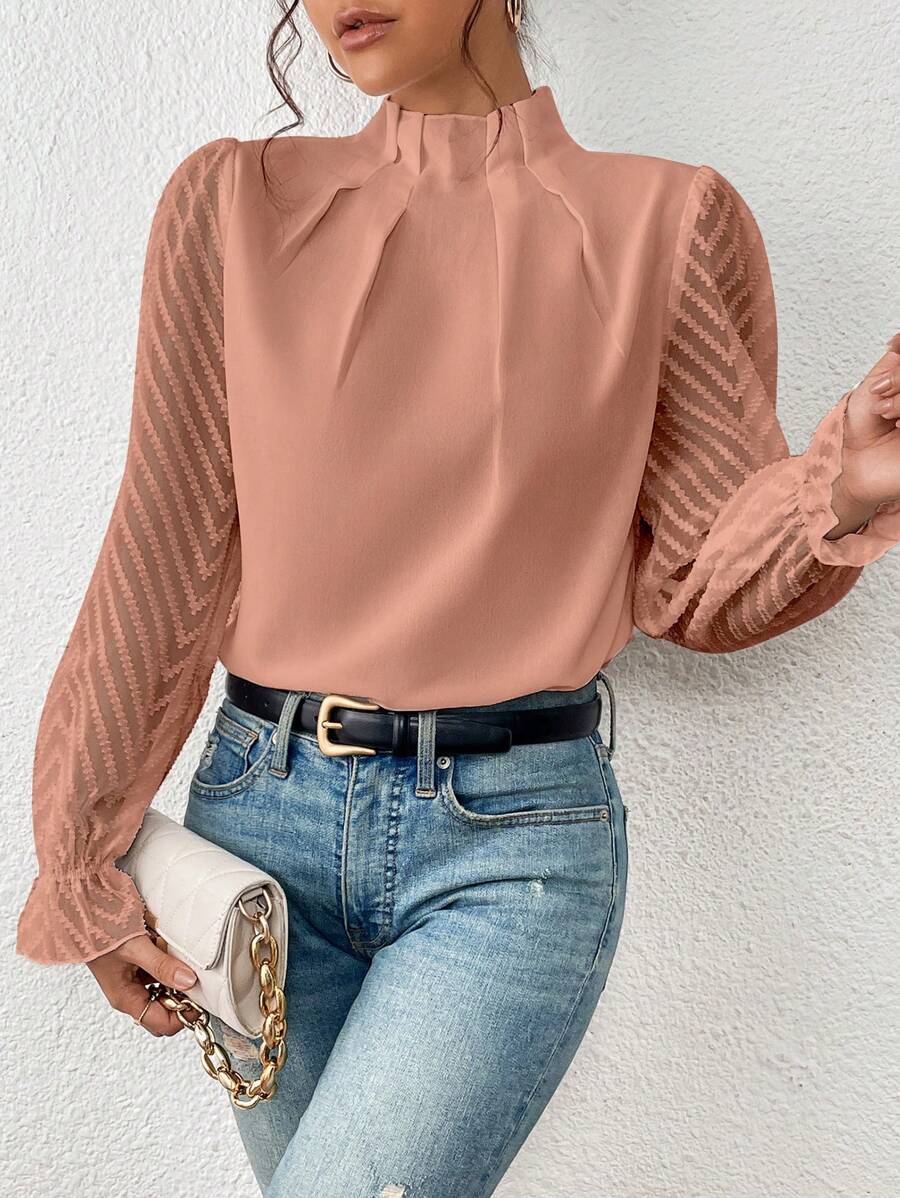Feminin bluse med høj hals og elegante transparente ærmer. En alsidig top for et stilfuldt og moderne look.