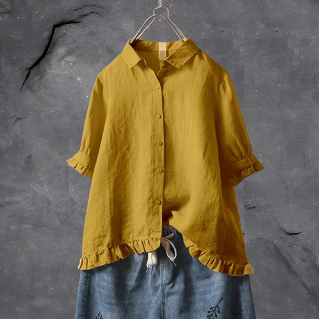 Damebluse i farverigt design med kort ærme. Elegant og afslappet hverdagstop med løs pasform.