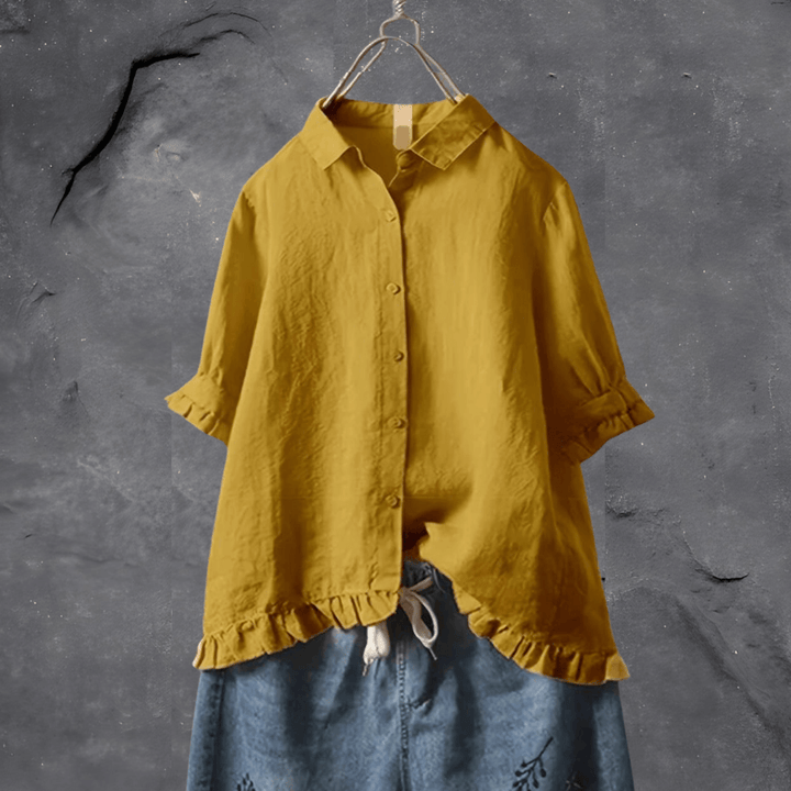 Damebluse i farverigt design med kort ærme. Elegant og afslappet hverdagstop med løs pasform.