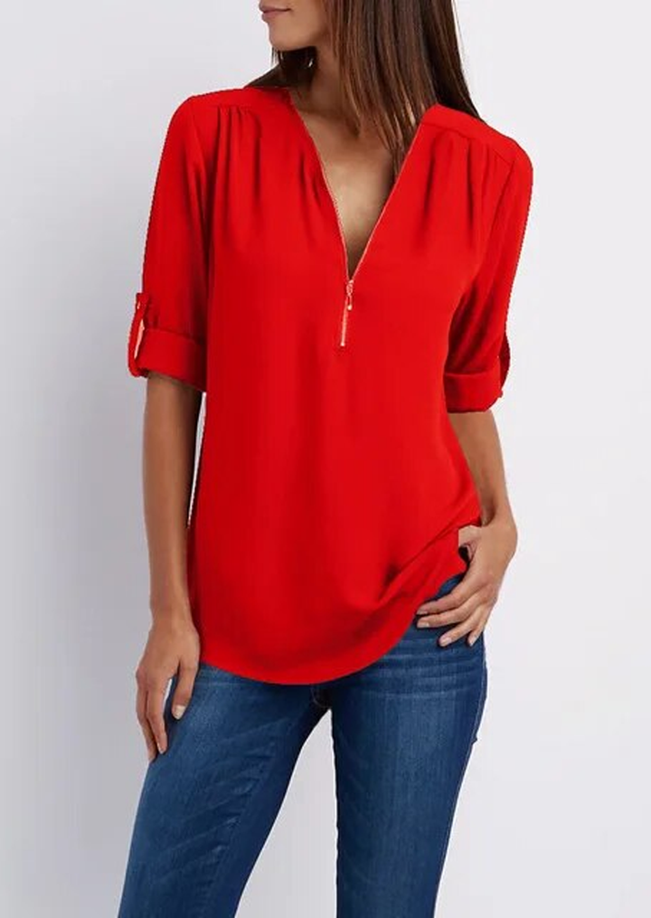 "Elegant damebluse med lynlås og blødt materiale, fås i flere farver. Perfekt til både hverdags- og festbrug."