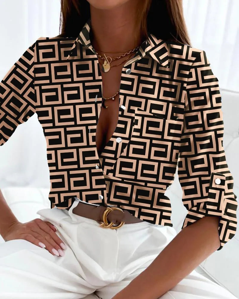 Stilfuld damebluse med unikt abstrakt kunstnerisk tryk. Perfekt alsidig top til moderne kvinders sommergarderobe.
