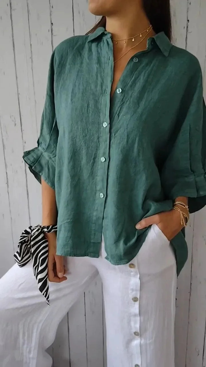 Stilfuld kvindebluse med V-hals og elegant sløjfe. Ideel som arbejdsbluse eller festlig top.