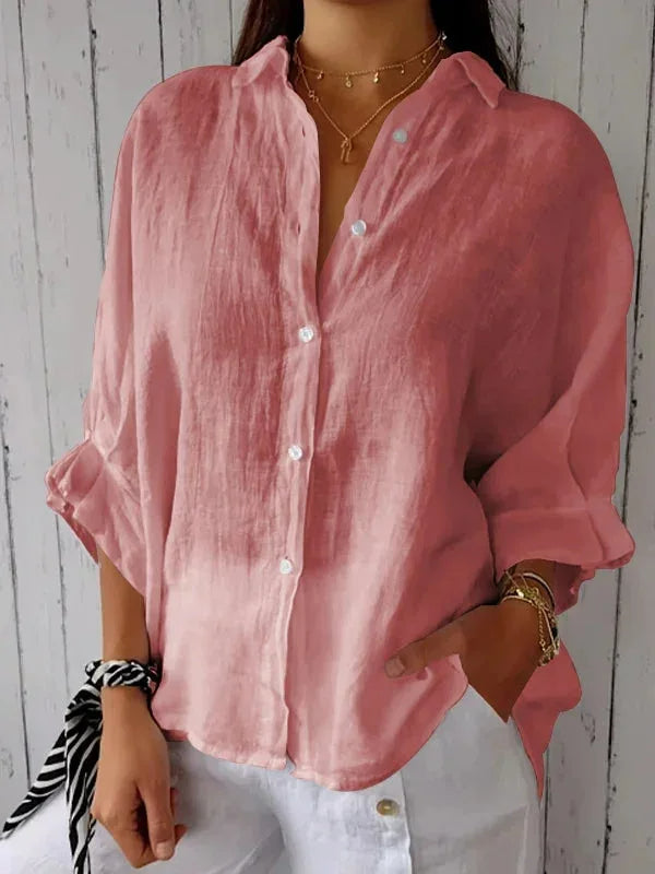 Alsidig damebluse med V-hals og sløjfedetalje. Kan styles casual eller elegant til enhver anledning.