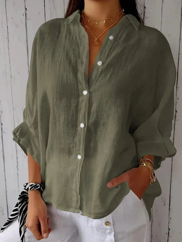 Nærbillede af elegant damebluse med V-halsudskæring og charmerende sløjfedetalje.