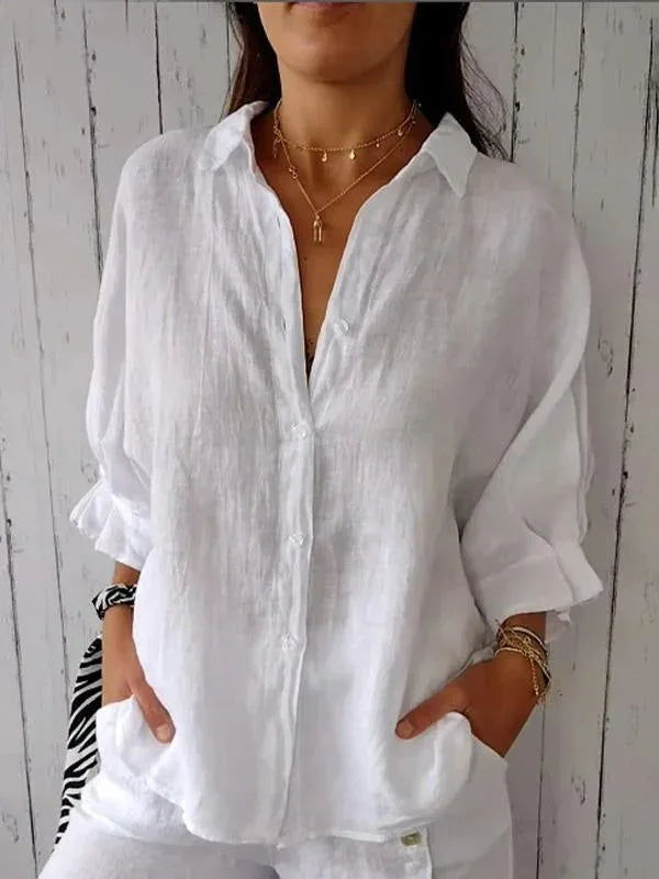 Stilfuld damebluse til arbejdsbrug, med V-hals og elegant sløjfe. Let at matche.