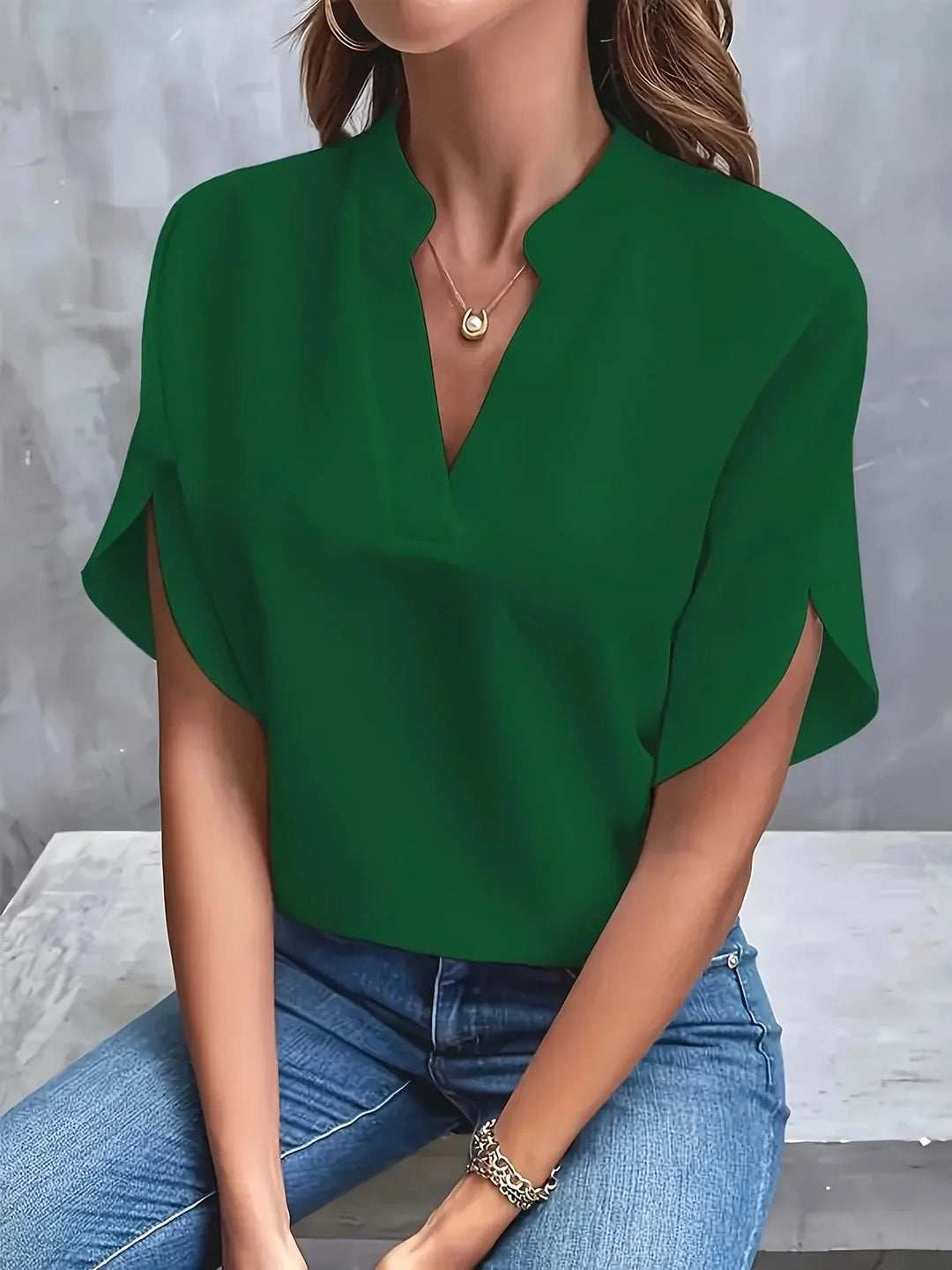 Elegant og komfortabel kvindebluse med V-hals. Moderigtig top med kasketærmer for et stilfuldt look.