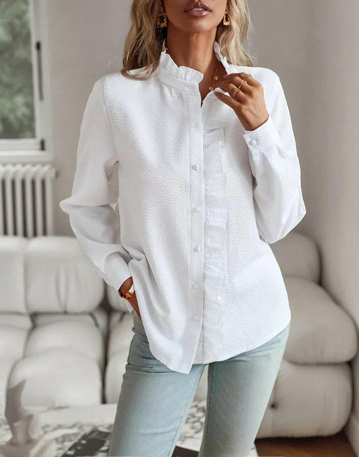 Detalje af den bløde, komfortable damebluse. Høj kvalitet og elegant finish.