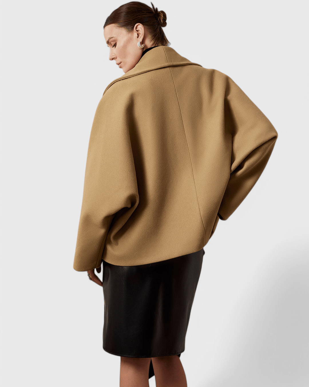 Stilfuld damefrakke i tweed, klassisk design og komfort til de kolde efterårsdage.