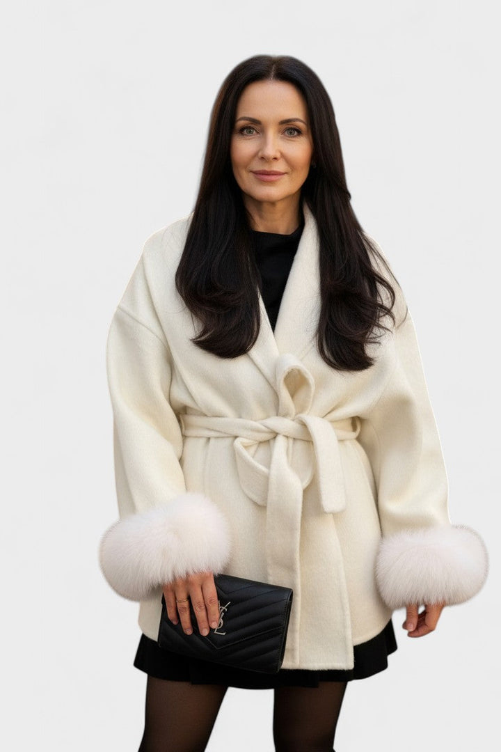 Elegant damefrakke med bindebælte og luksuriøse pelsdetaljer, perfekt til vinter og efterår.