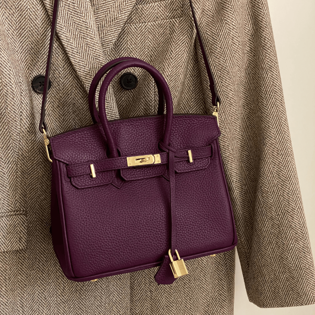 Chic dametaske i kunstlæder, en moderne accessory der passer til ethvert outfit.