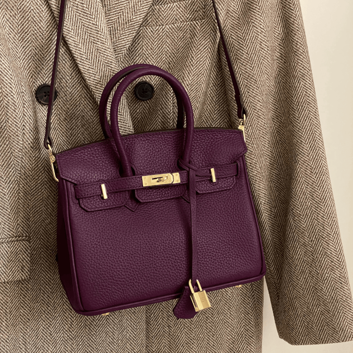 Chic dametaske i kunstlæder, en moderne accessory der passer til ethvert outfit.