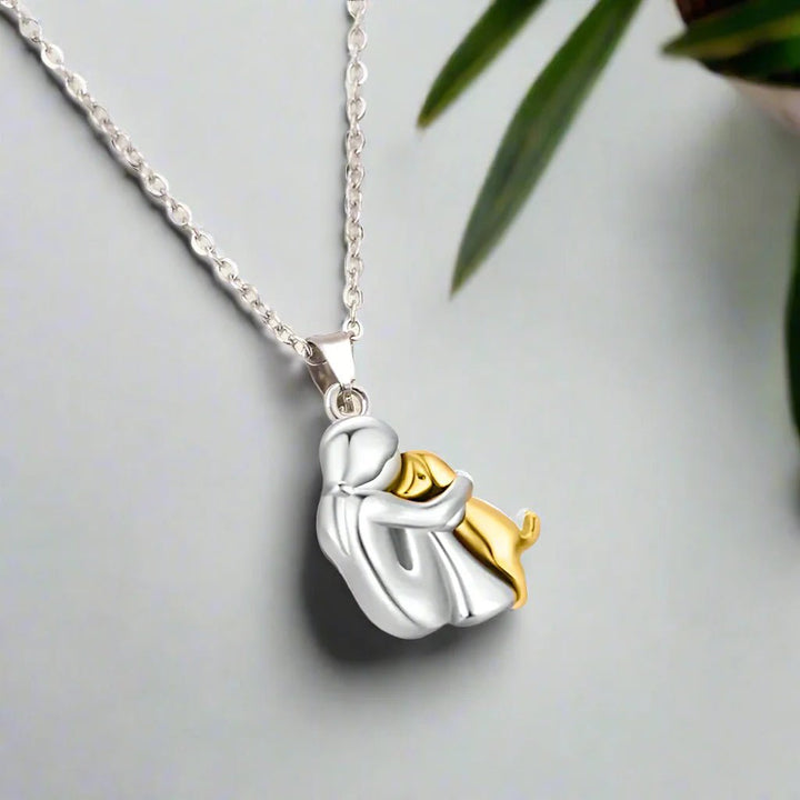 Gylden engel halskæde med delikat hjerte vedhæng, en elegant accessory for kvinder.