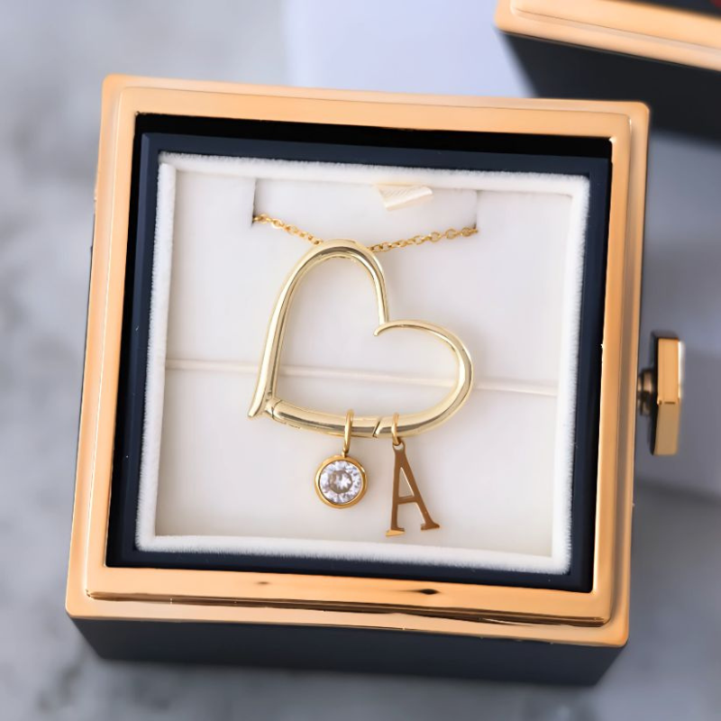 Nærbillede af en glitrende hjertehalskæde i guld, et elegant vedhæng der passer til alle kvinder.