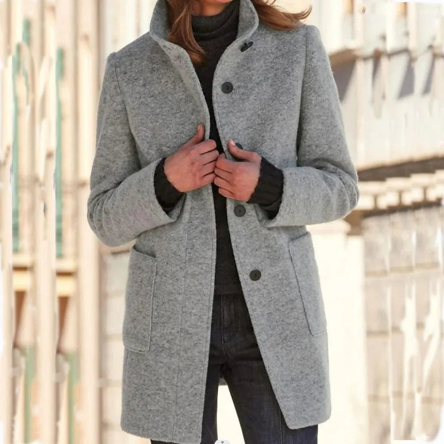 Elegant damejakke i ensfarvet design med præcis skæring. Perfekt til stilfulde og komfortable outfits ved enhver lejlighed.