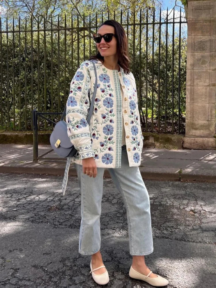 "Elegant damejakke med broderet blomstermønster, rund hals og lange ærmer. Perfekt til et feminint og moderne look."