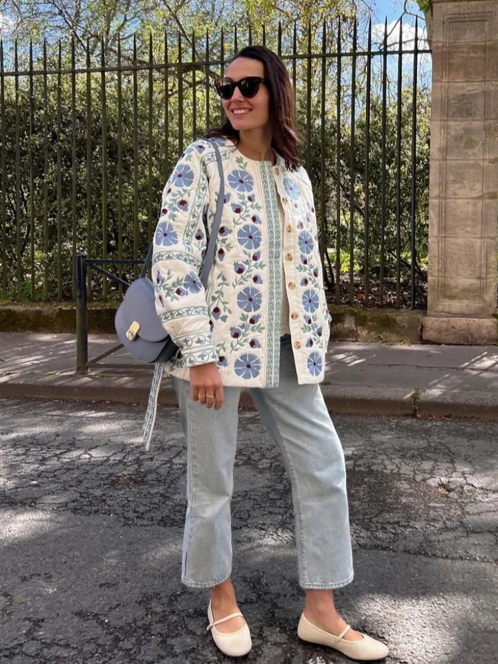 "Elegant damejakke med broderet blomstermønster, rund hals og lange ærmer. Perfekt til et feminint og moderne look."