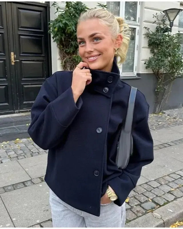 Klassisk damejakke med elegant kort snit, perfekt til modebevidste.