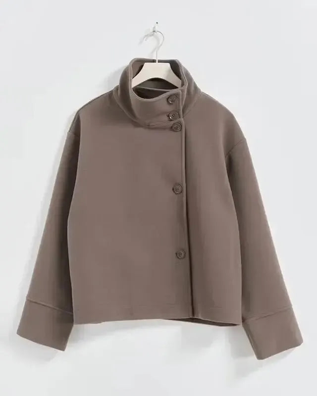 Elegant asymmetrisk damejakke med kort snit, moderne mode til kvinder.
