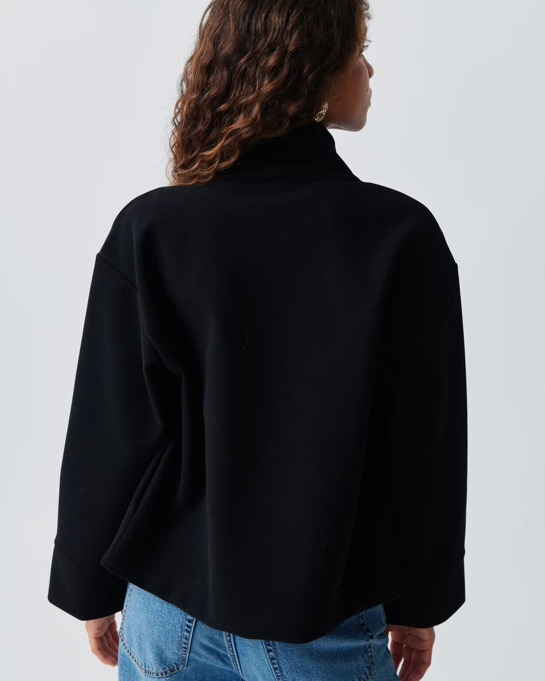 Klassisk damejakke med asymmetrisk snit, elegant og moderne.