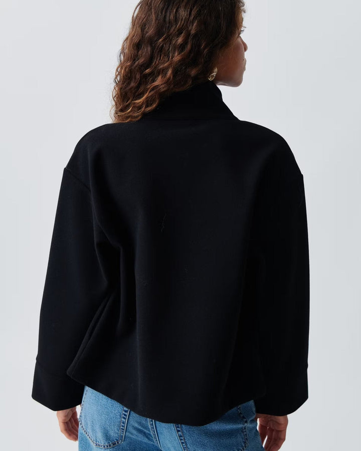 Klassisk damejakke med asymmetrisk snit, elegant og moderne.