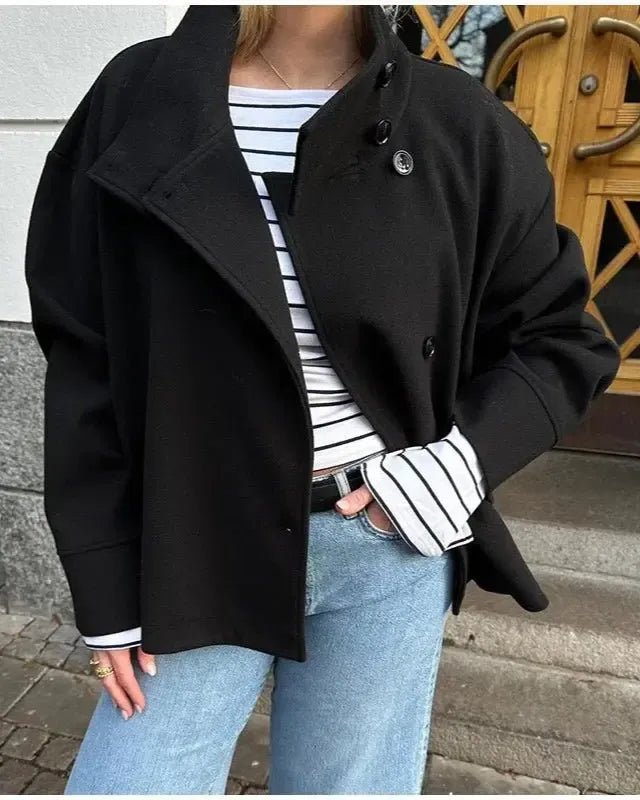 Modebevidst kort jakke til damer, ideel til efterårsgarderoben.