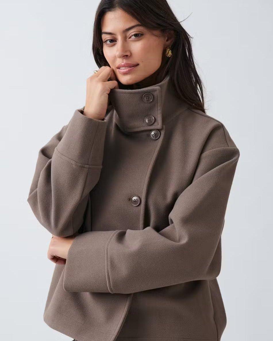 Luksuriøs damejakke i elegant stil med kort og smart pasform.