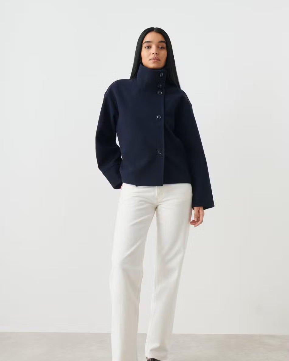 Damejakke med unikt kort snit, asymmetrisk kant for et smart look.