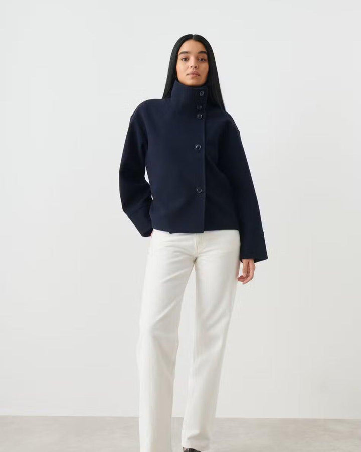 Damejakke med unikt kort snit, asymmetrisk kant for et smart look.