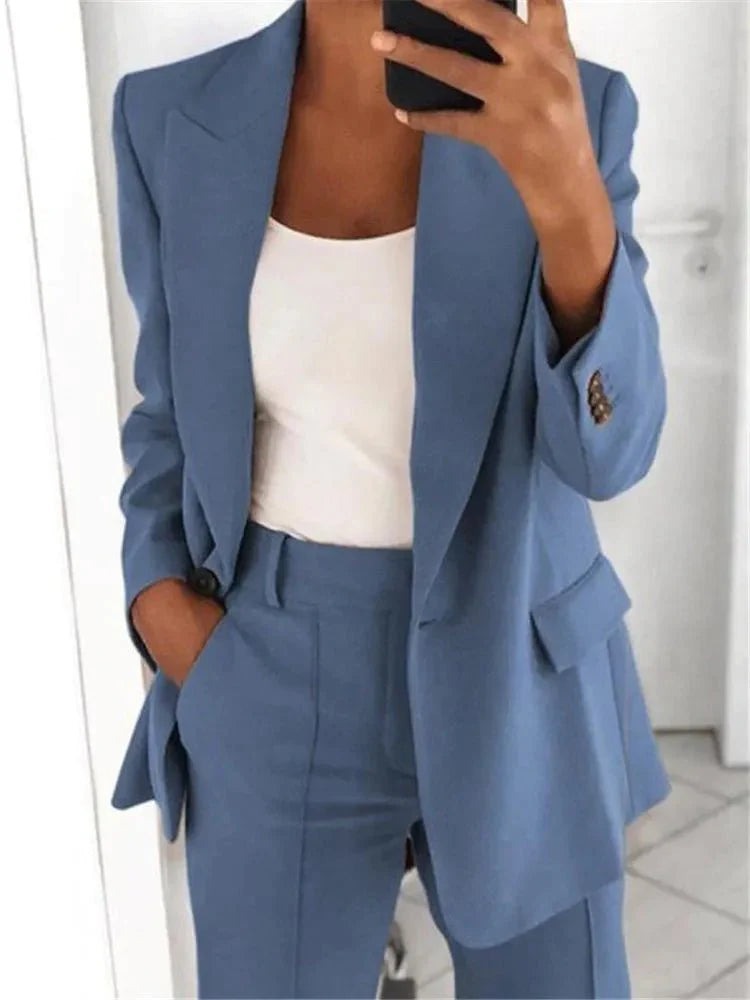 Elegant damejakkesæt, klassisk 2-delt sæt med blazer og bukser, perfekt til kontoret.