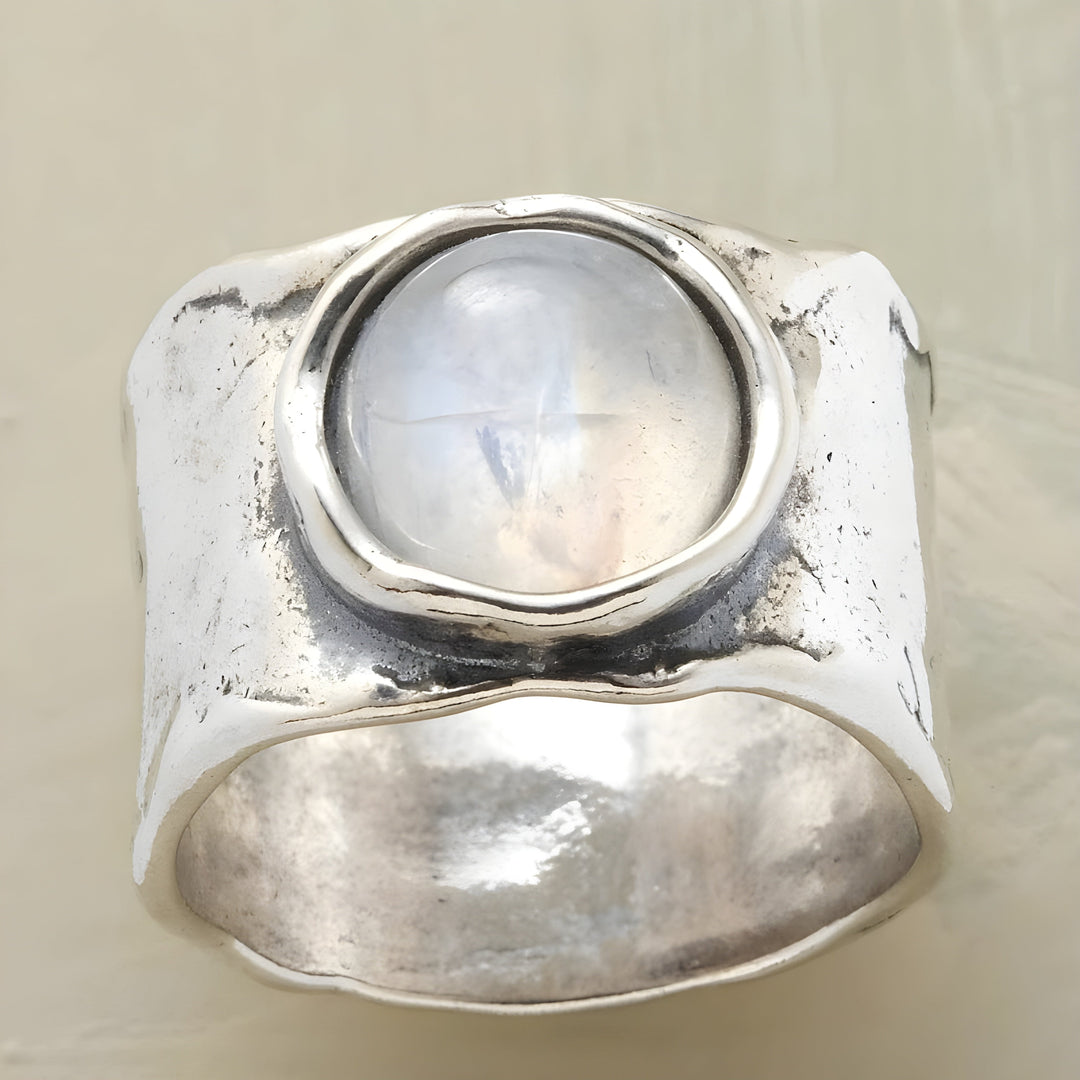 Elegant damering i sterling sølv med funklende månesten. Håndlavet tidløst smykke til kvinder.