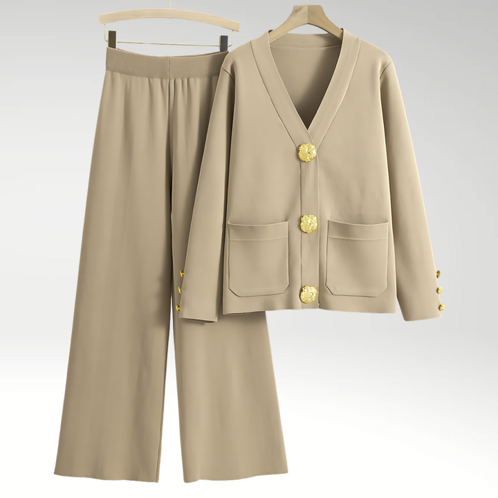 Elegant damesæt med brede bukser og klassisk blazer. Komfortabelt og stilfuldt for en sofistikeret kvinde.