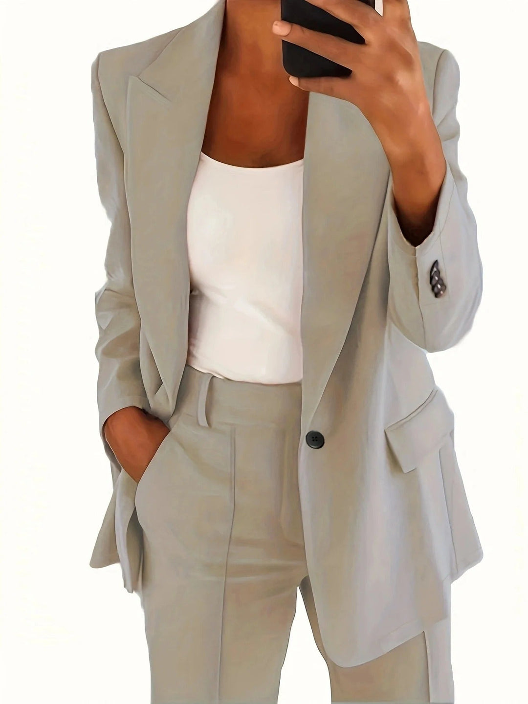 Elegant damesæt med blazer og bukser, perfekt til business og formelle anledninger.
