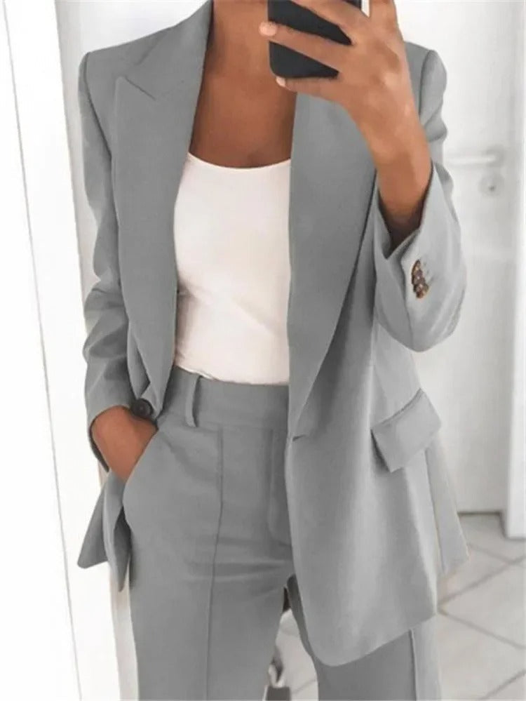 Alsidigt dame jakkesæt; elegant blazer & bukser til kontorstil eller formel brug.