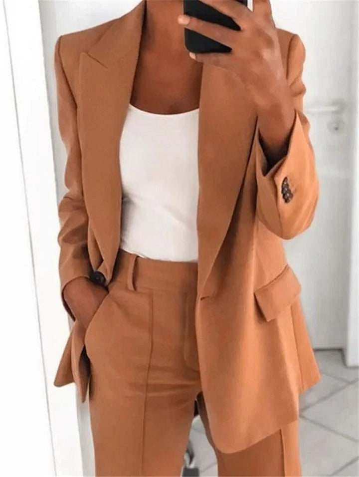Moderigtigt damesæt med elegant blazer og bukser, ideelt til den moderne kvinde.