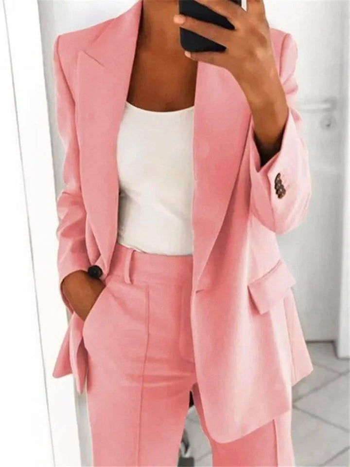 Professionelt business jakkesæt til damer; elegant blazer og behagelige bukser.