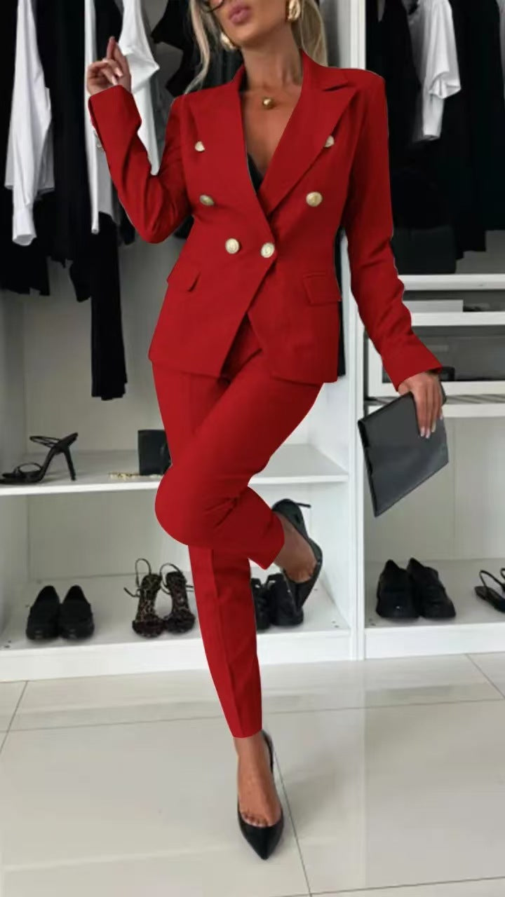 Skræddersyet damesæt; klassisk blazer og velsiddende bukser til et moderne look.
