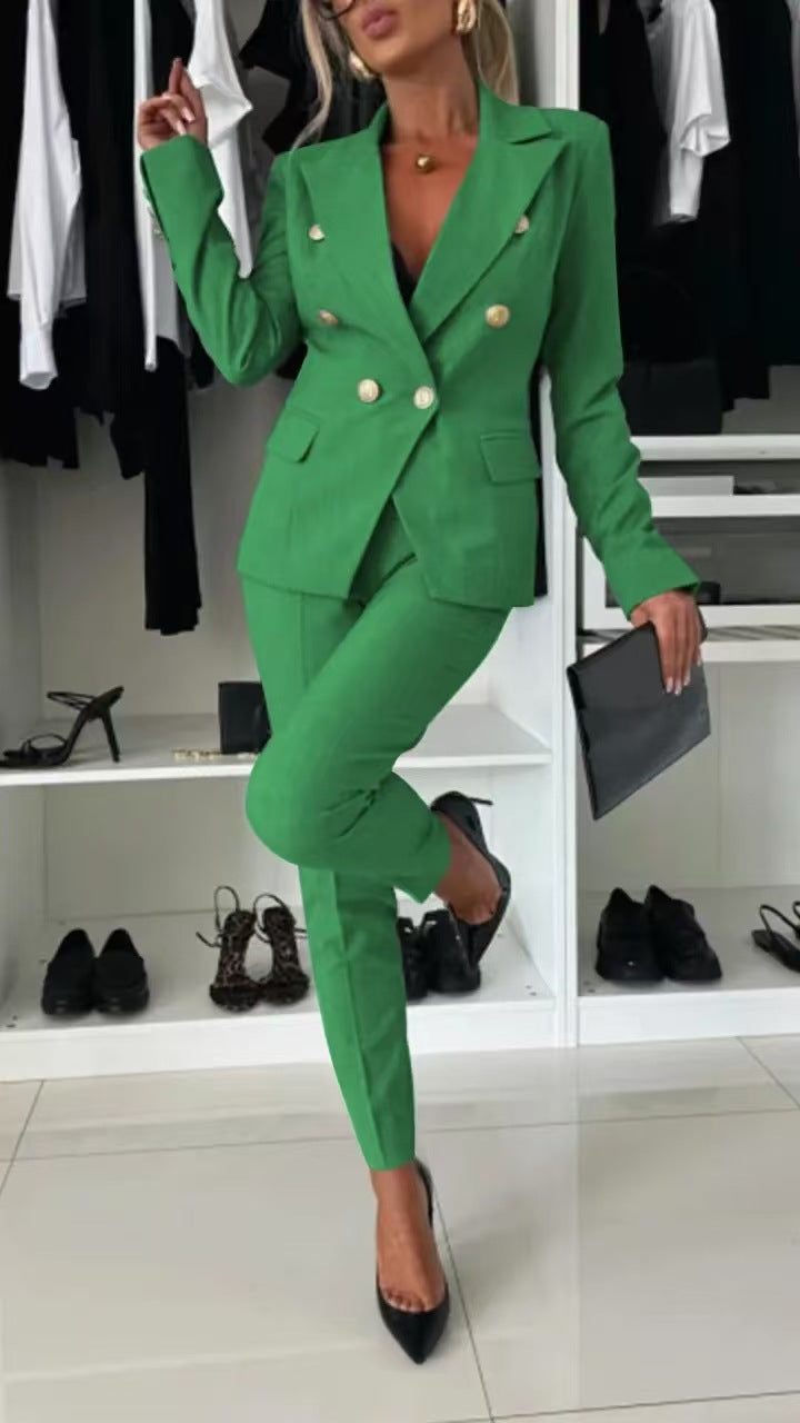 Tidløst elegant jakkesæt til kvinder, med blazer og bukser til enhver lejlighed.