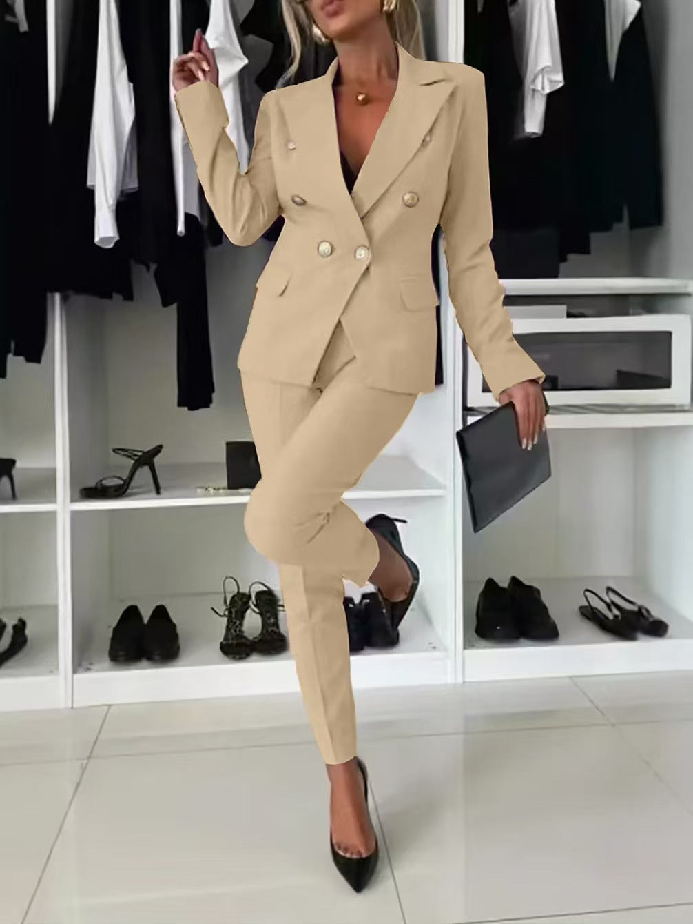 Moderne feminint damesæt: en elegant blazer og matchende bukser til kontoret.