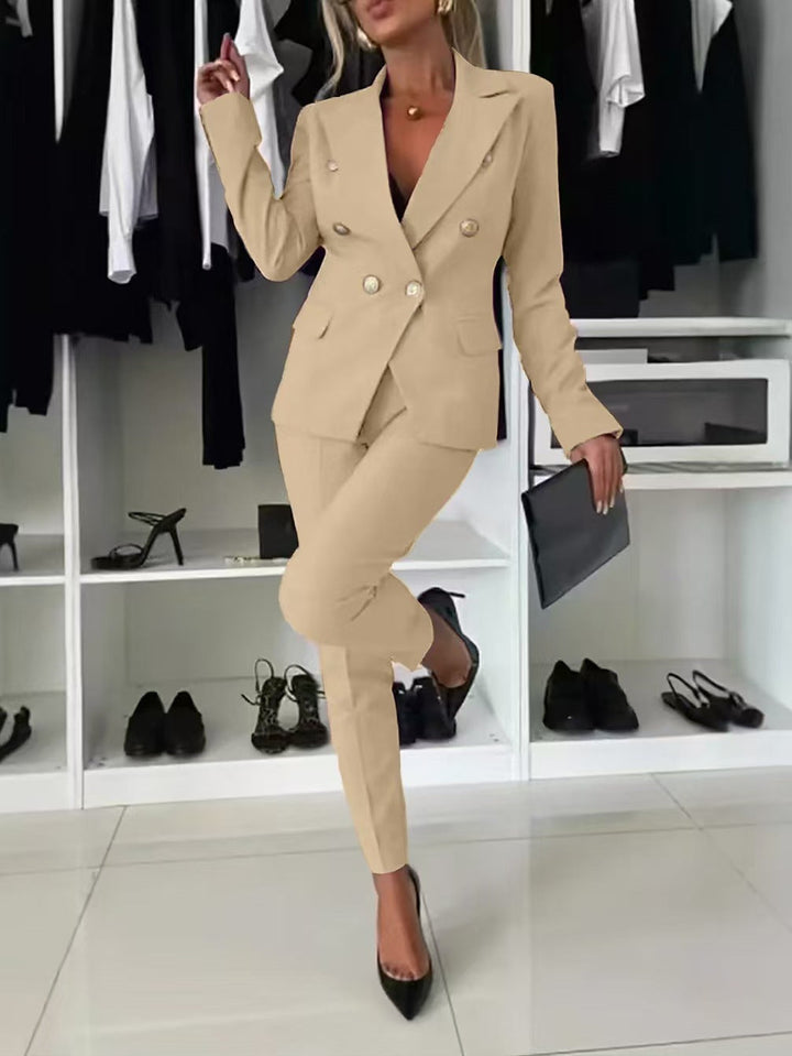 Moderne feminint damesæt: en elegant blazer og matchende bukser til kontoret.