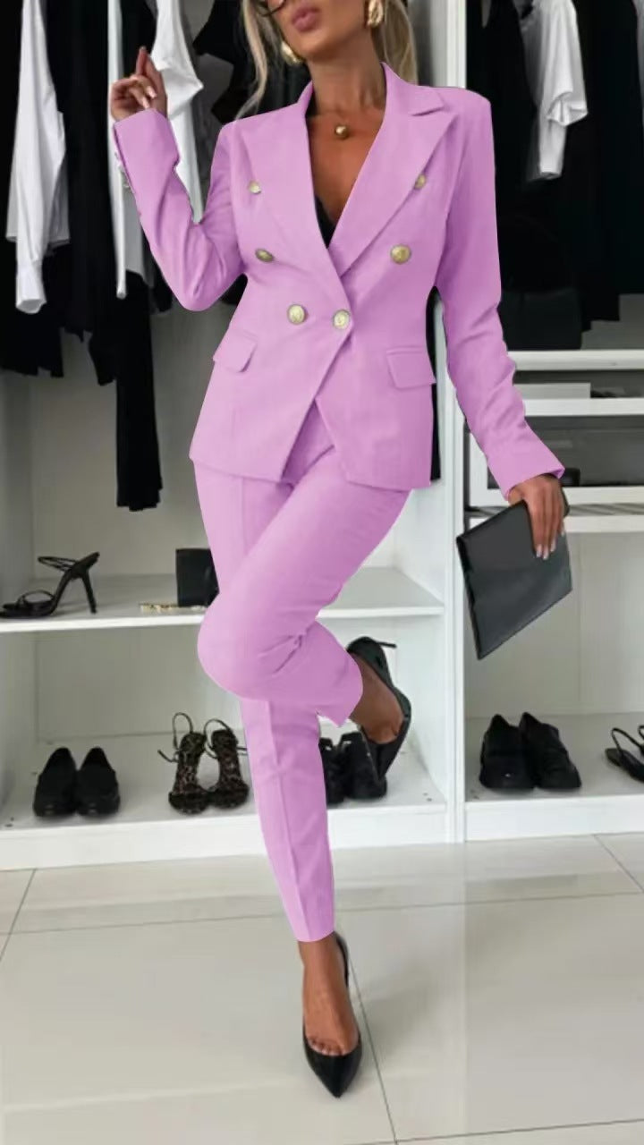 Stilfuldt kvinde jakkesæt med feminin blazer og matchende bukser.
