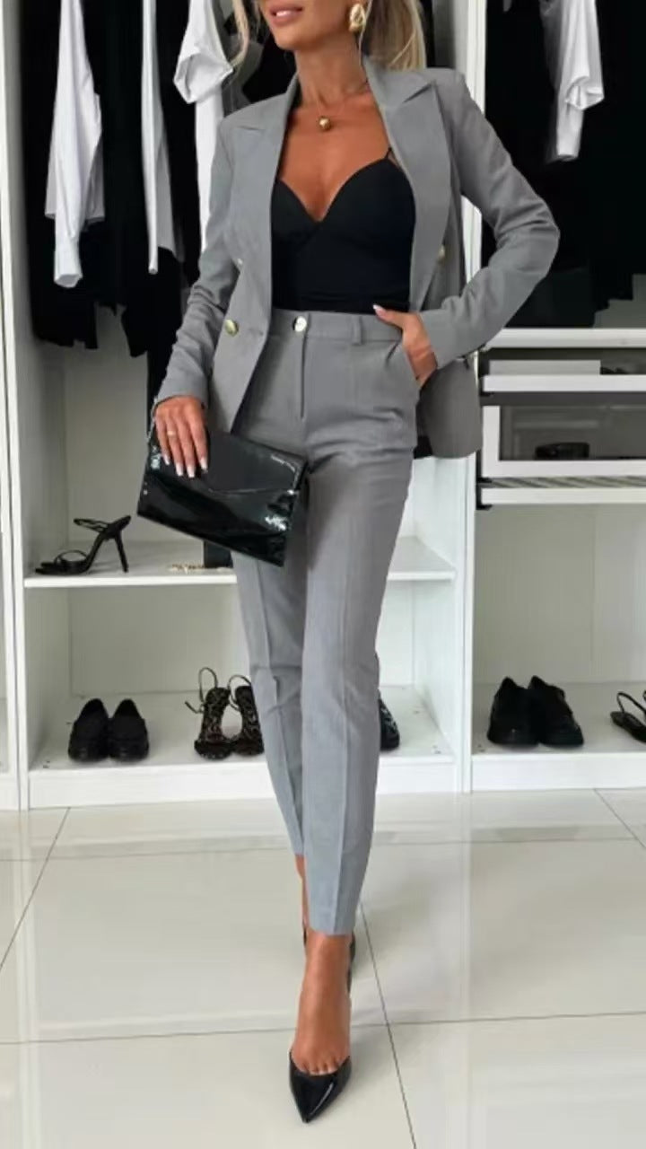 Moderne todelt sæt: elegant blazer og bukser ideel til kontortøj.