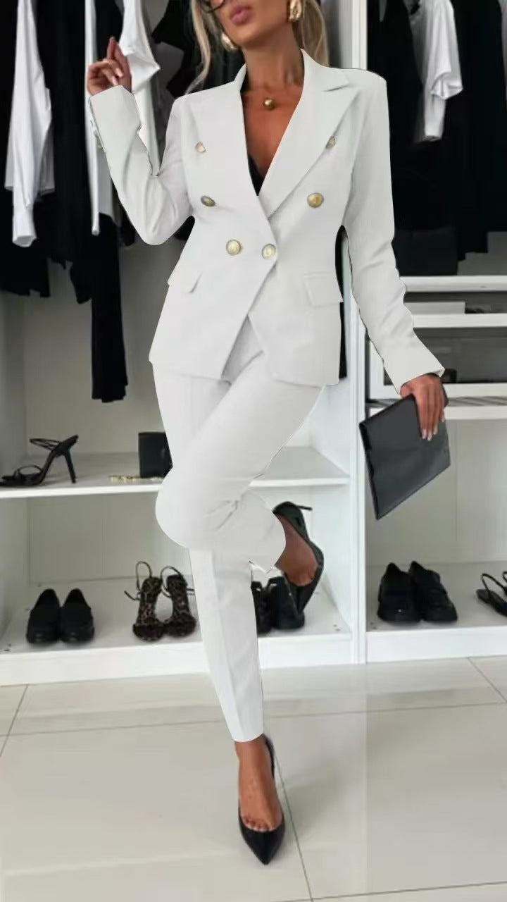 Alsidigt businesslook: feminint jakkesæt med elegant blazer og stilfulde bukser.
