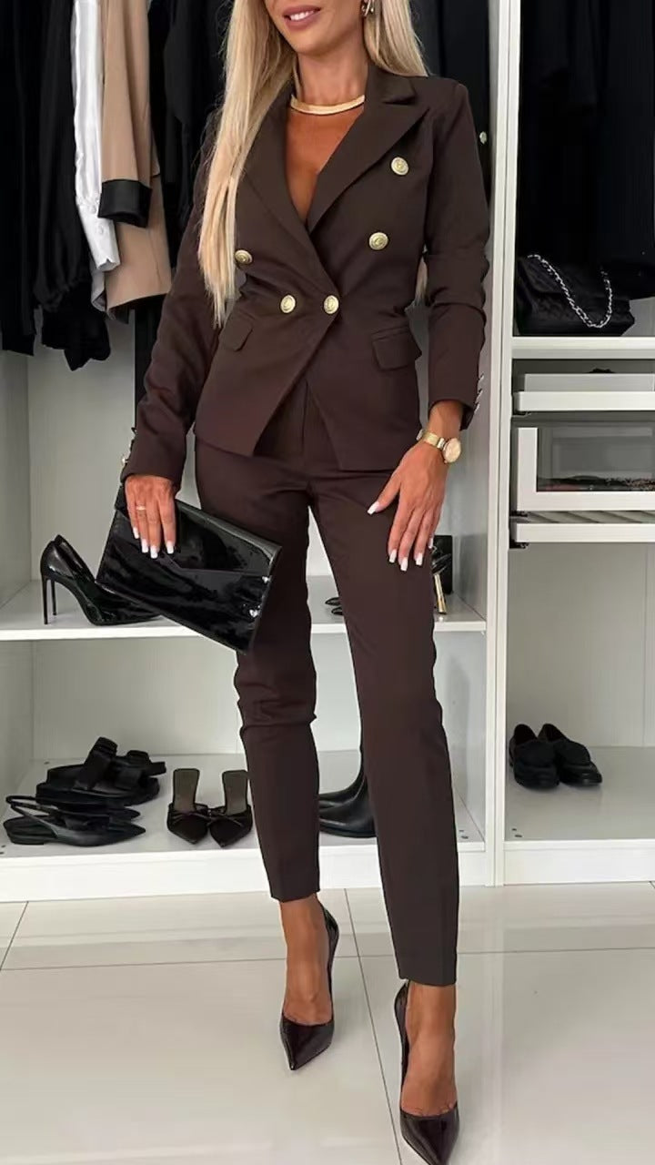 Feminint kontortøj: moderne jakkesæt med veldefineret blazer og smarte bukser.